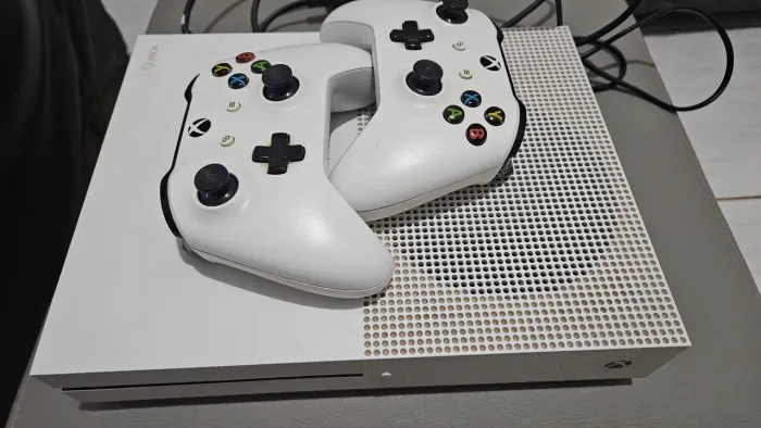 Vendo XBOX ONE S Branco 2 controles 1TB