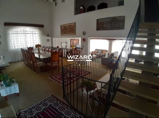 Sobrado com quatro casas para venda no centro de Serra Negra