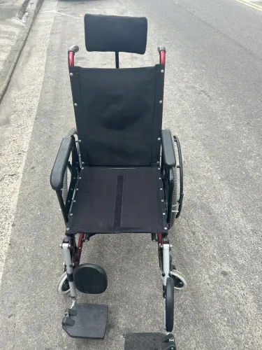 Cadeira de rodas ela inclina e deita