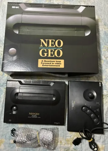 Neo Geo AES na caixa com controle original e cabos.