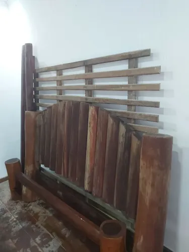 Cama de madeira rústica 
