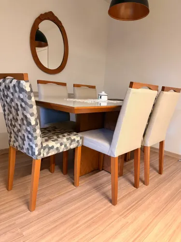 Mesa com 6 cadeiras em madeira