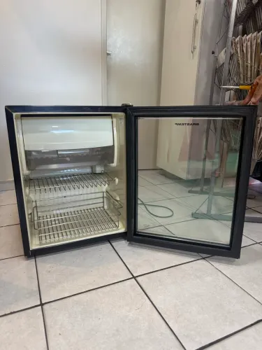 Frigobar Brastemp 76L com porta de vidro