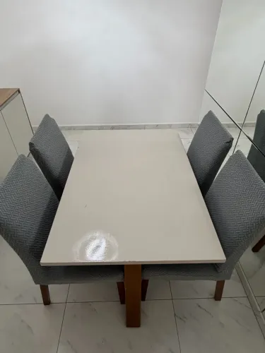 Vendo mesa 4 cadeiras madeira maciça
