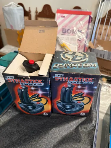 PAR DE JOYSTICKS DYNASTICK DYNACOM - NA CAIXA ORIGINAL - ATARI 2600