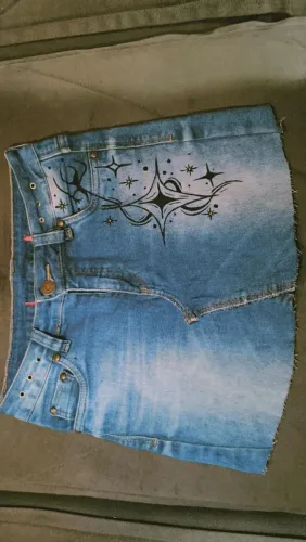 Saia jeans customizada a mão (trabalho artesanal)