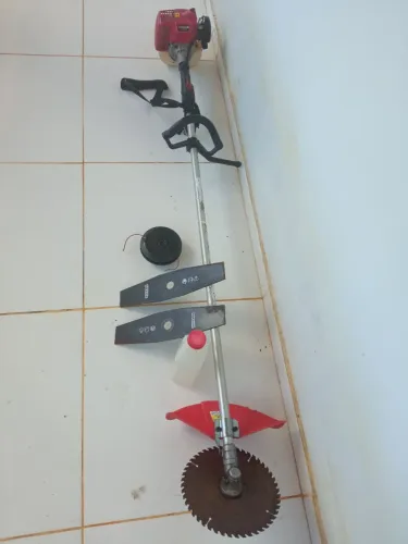 Roçadeira a gasolina completa com disco, lâminas e carretel - pronta