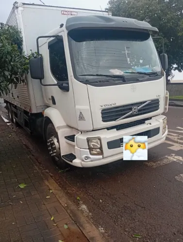 Volvo VM 2011 com baú