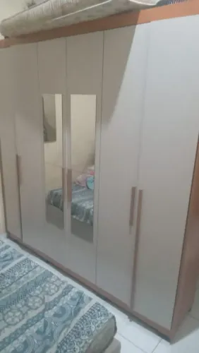 Roupeiro de 6 portas