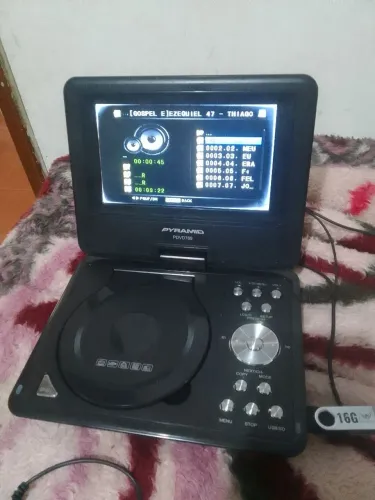 DVD Player portátil da marca Pyramid (como os modelos da linha PDVD de 7 polegadas)