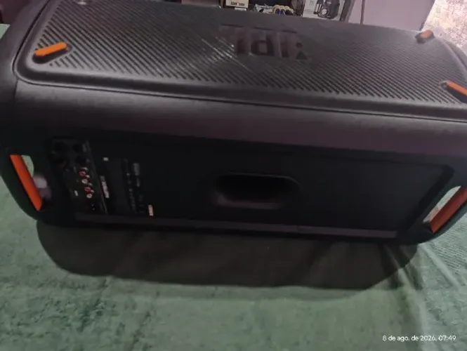 Caixa JBL party box 300 em ótimo estado de conservação o som e total qualidade a bateria.