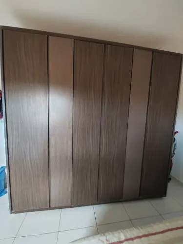 Vende um guarda roupa de 6 portas e 4 gavetas 