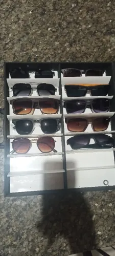 Caixa com nove óculos e maleta