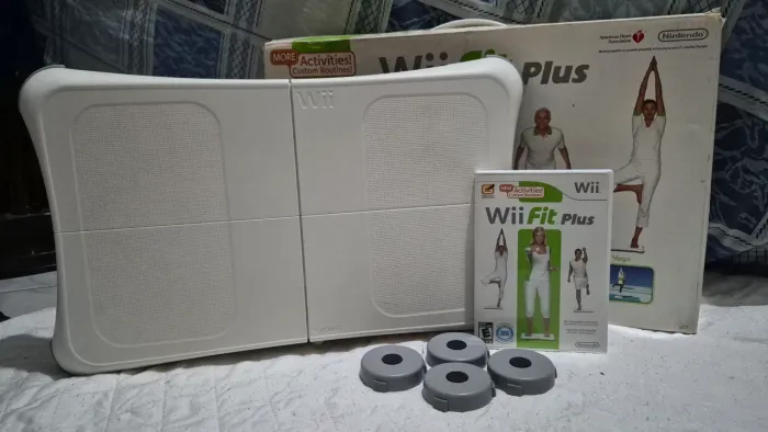 Wii Balance Board Completa na Caixa Original + Jogo Wii Fit Plus + Pés Extensores 