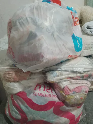 Lote com 85 peças de roupas infantil menina