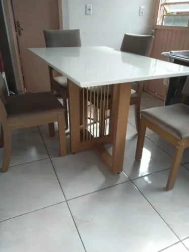 Mesa de jantar retangular, mais 04 cadeiras estofadas