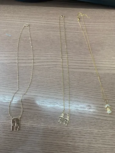 Corrente com temas de filhos folhada a ouro