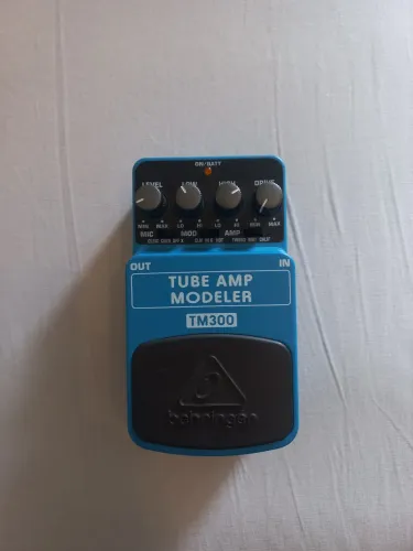 Pedal de guitarra behringer tube amp modeler tm300