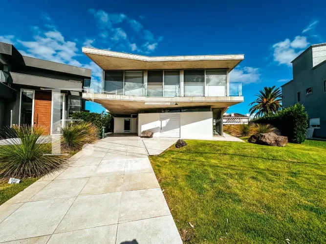 Casa à Venda no Condomínio Enseada