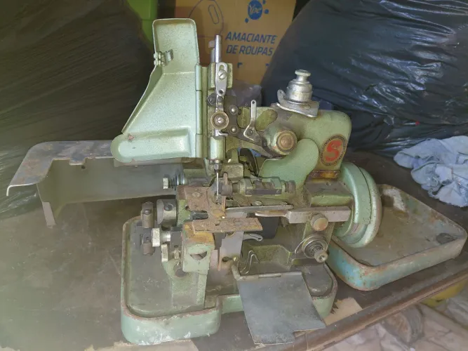 MÁQUINA OUVERLOK (PARA TIRAR PEÇAS)