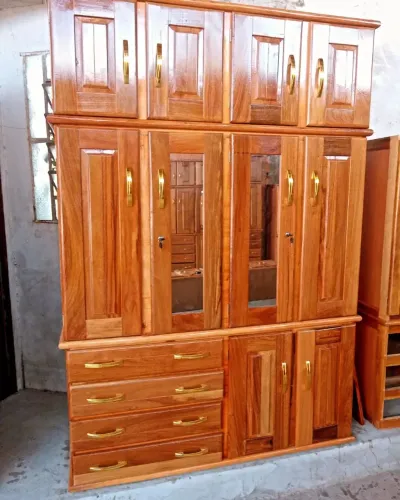Guarda roupa casal 4 portas completo com espelho todo de madeira!