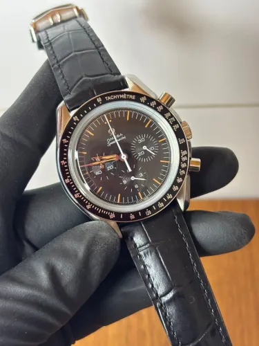 Relógio Omega Speedmaster cronógrafo em couro