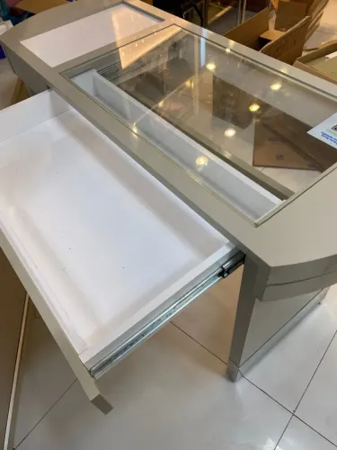 Balcão / Expositor com Vidro