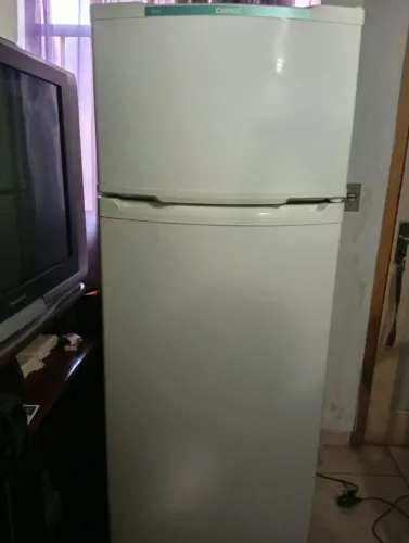 Vende se uma geladeira