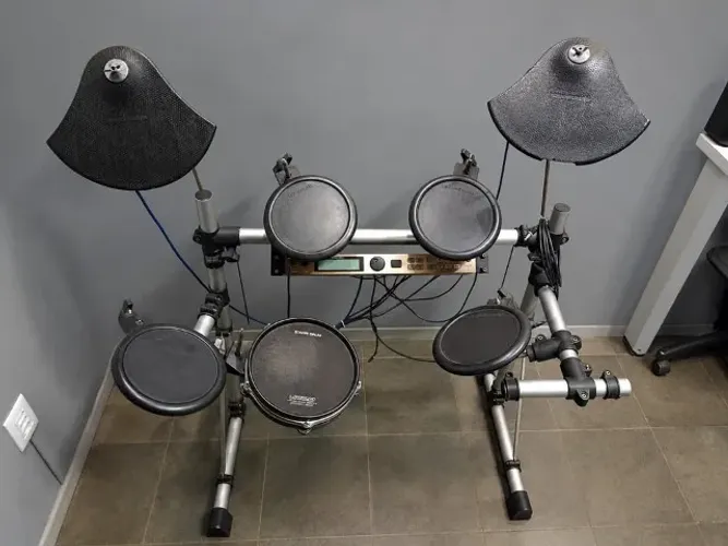 Bateria Alesis Dm5 + Caixa de som + Banco e Baquetas