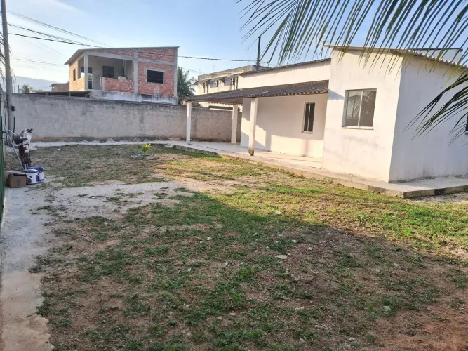 Aluga-se casa - quintal amplo