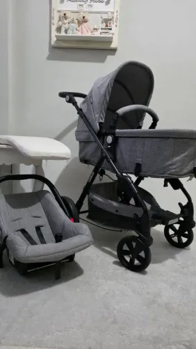 Carrinho Moisés com bebê conforto
