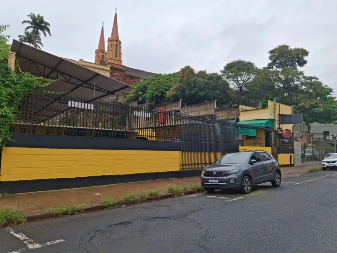 Estacionamento em frente a Unimed no Centro.