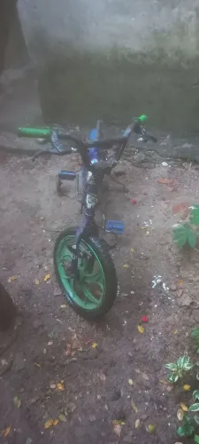 Bicicleta  azul infantil 