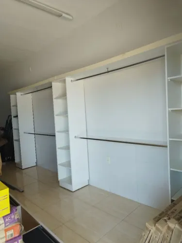 móveis usados para loja de roupas. 