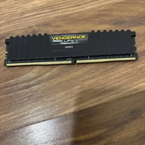 Memória RAM DDR4 16GB 2400MHz VENGEANCE
