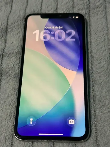iPhone 11 Pro Max com Carregadores