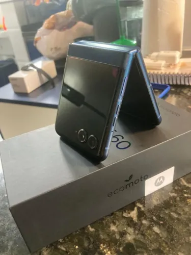 Motorola Razr 60 (troco em Iphone 15 ou 16E)