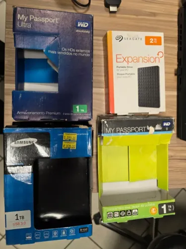 HDs Externos de vários tamanhos e marcas