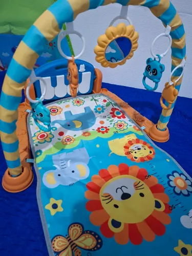 Tapete com piano para bebê, em perfeito estado. 