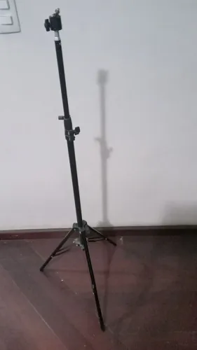 Tripé em metal preto sem a luminárias