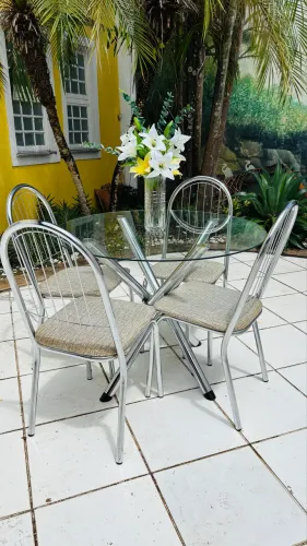 Mesa de vidro redonda com 4 lugares