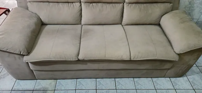 Sofá 3 lugares com pouco uso.