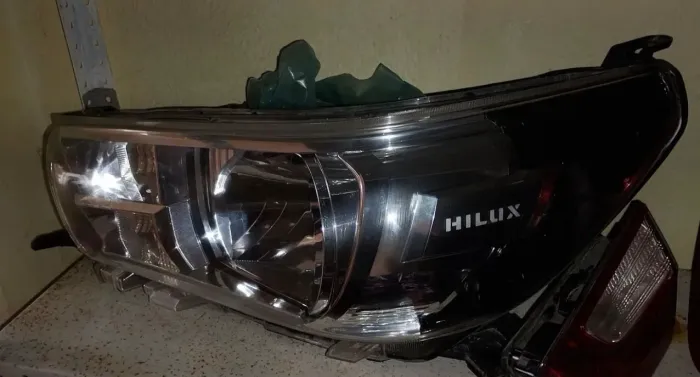 FAROL ORIGINAL HILUX 2016 a 2020