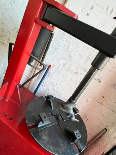 Máquina Desmontadora de Pneus Usada