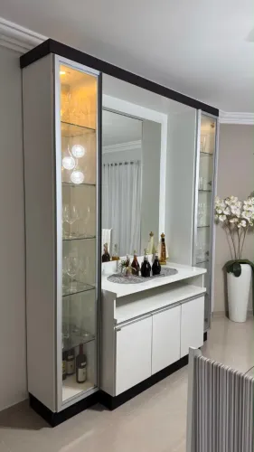 Mesa de jantar e cristaleira 