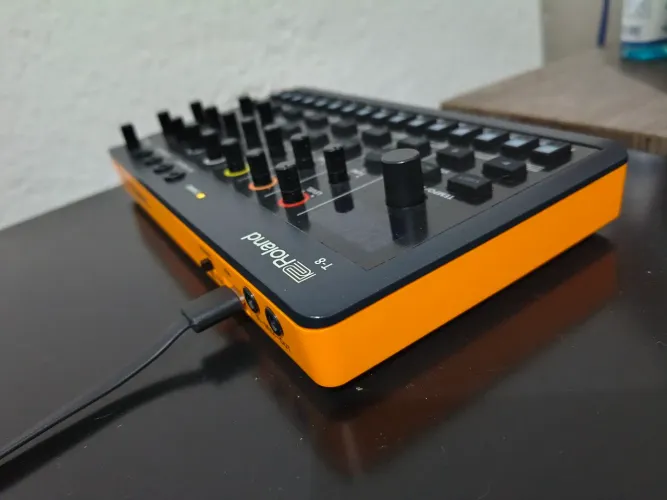Roland Aira T8