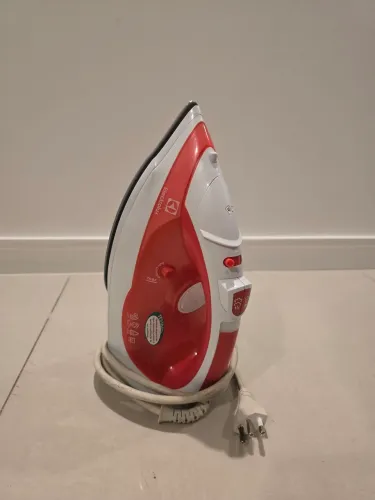 Ferro de Passar Roupa a Vapor Electrolux com Base em Cerâmica SIV10