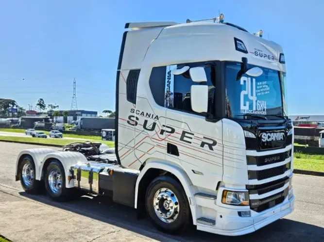 Scania R560 SUPER 6x4 Bug Leve MOLA Ano 2024 RETARDER Farol de teto e grade geladeira