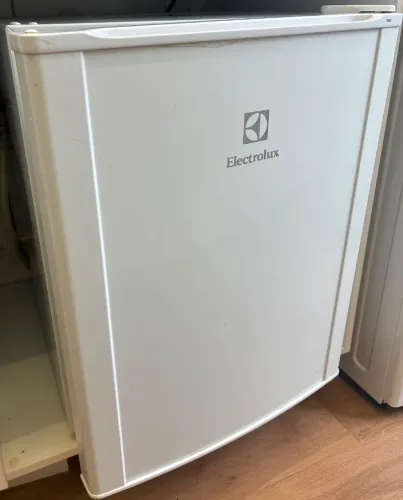 FrigoBar Eletrolux 80L com freezer