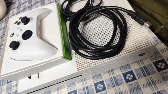 Xbox One S 1TB (Com detalhe no HDMI) + Controle Series S
